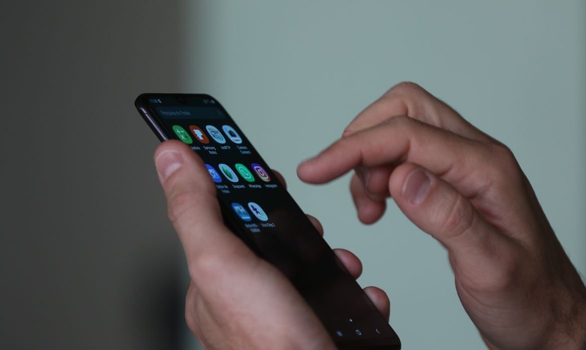 Uso de celulares nas escolas divide gestores