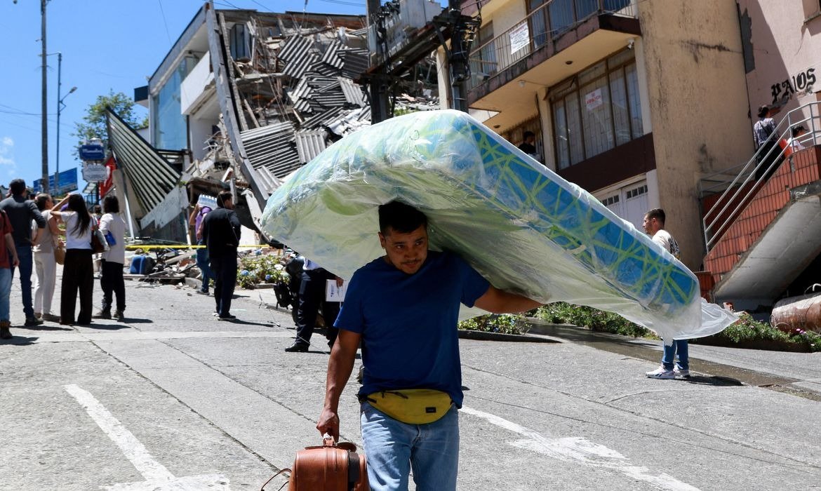 Terremoto de 7,4 atinge a Colômbia
