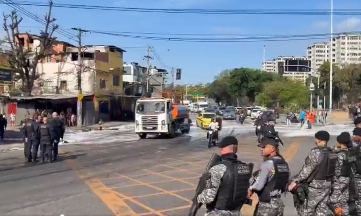 Manifestação ocorre após operação da DRF na Mangueira