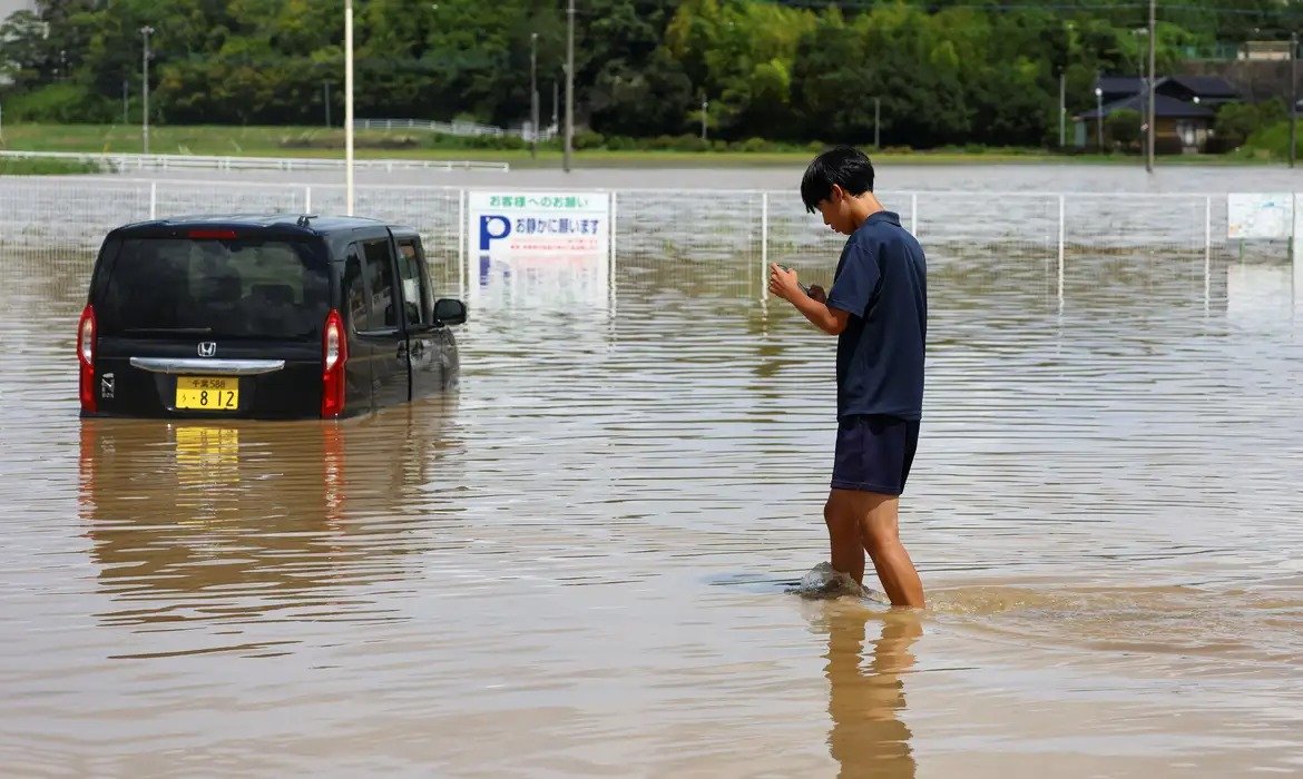 Chuvas deixam ruas e veículos submersos no Japão