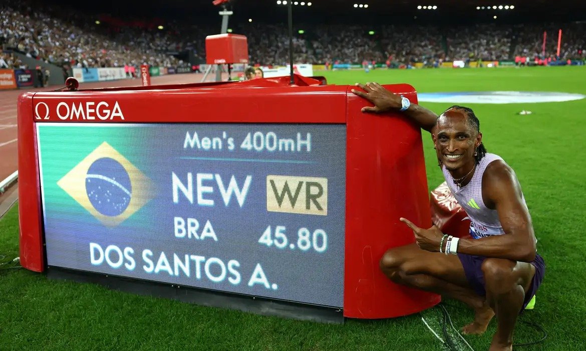 Alison dos Santos estabelece novo recorde mundial