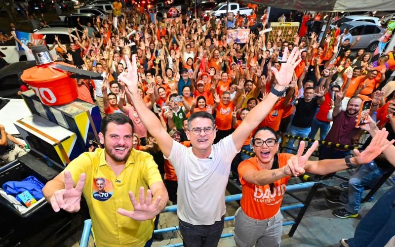 Dra. Shádia e David Realizam Primeiro Adesivaço de Campanha em Manaus