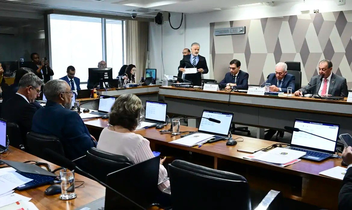 PEC da escala 6x1 avança após debate econômico