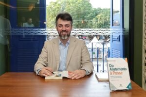 Valer Teatro recebe lançamento de livro sobre eleições de 2026 em Manaus