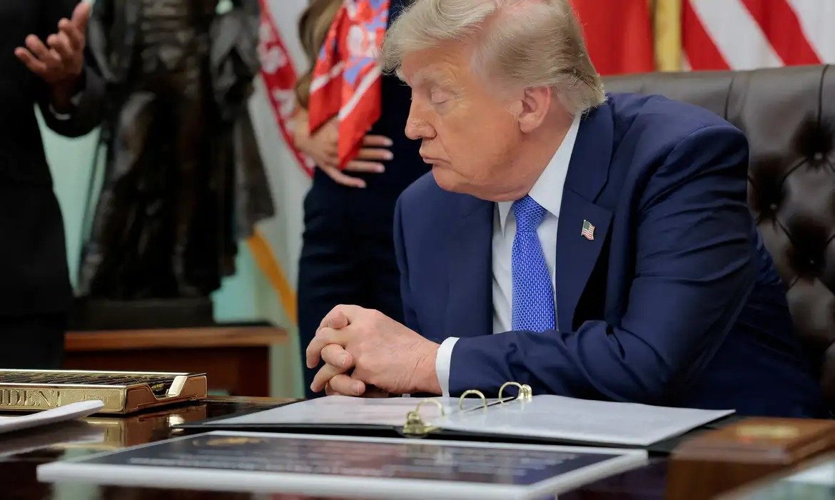 Donald Trump anuncia US$ 5 mil para americanos e mira controle do Congresso