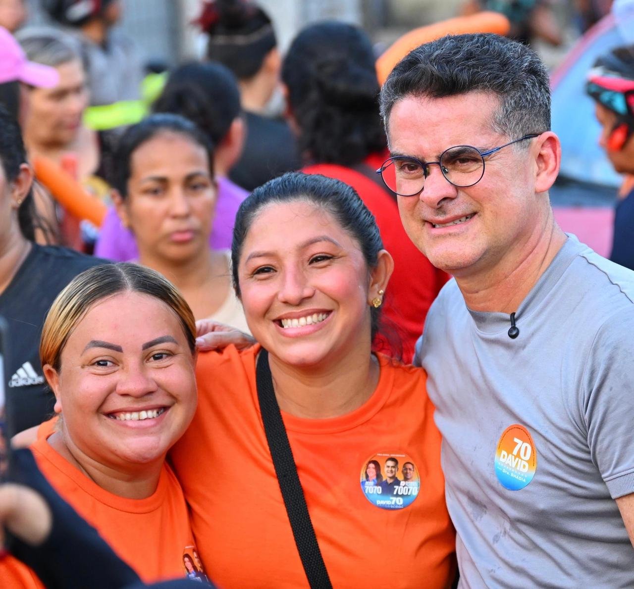 David Almeida fala sobre obras e novos projetos durante caminhada em Manaus