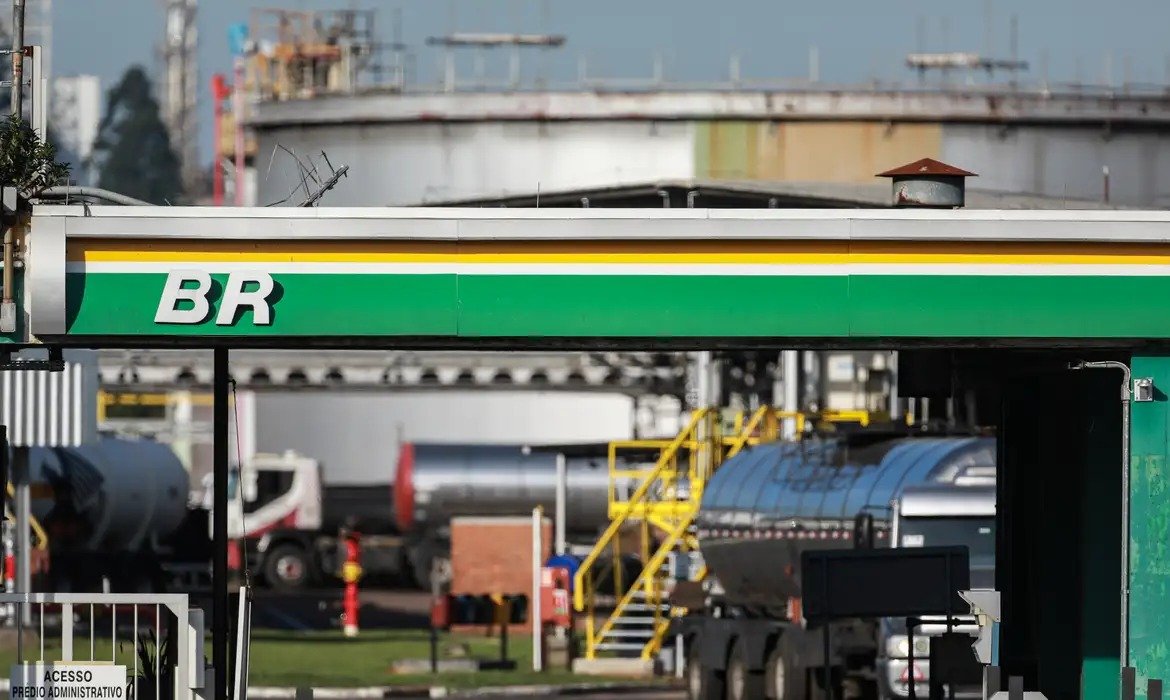 Petrobras eleva diesel, mas consumidor não terá repasse automático