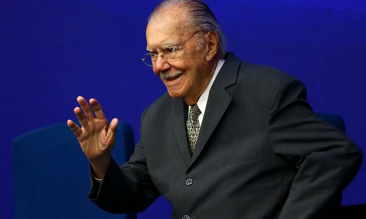 José Sarney é internado novamente para tratar pneumonia