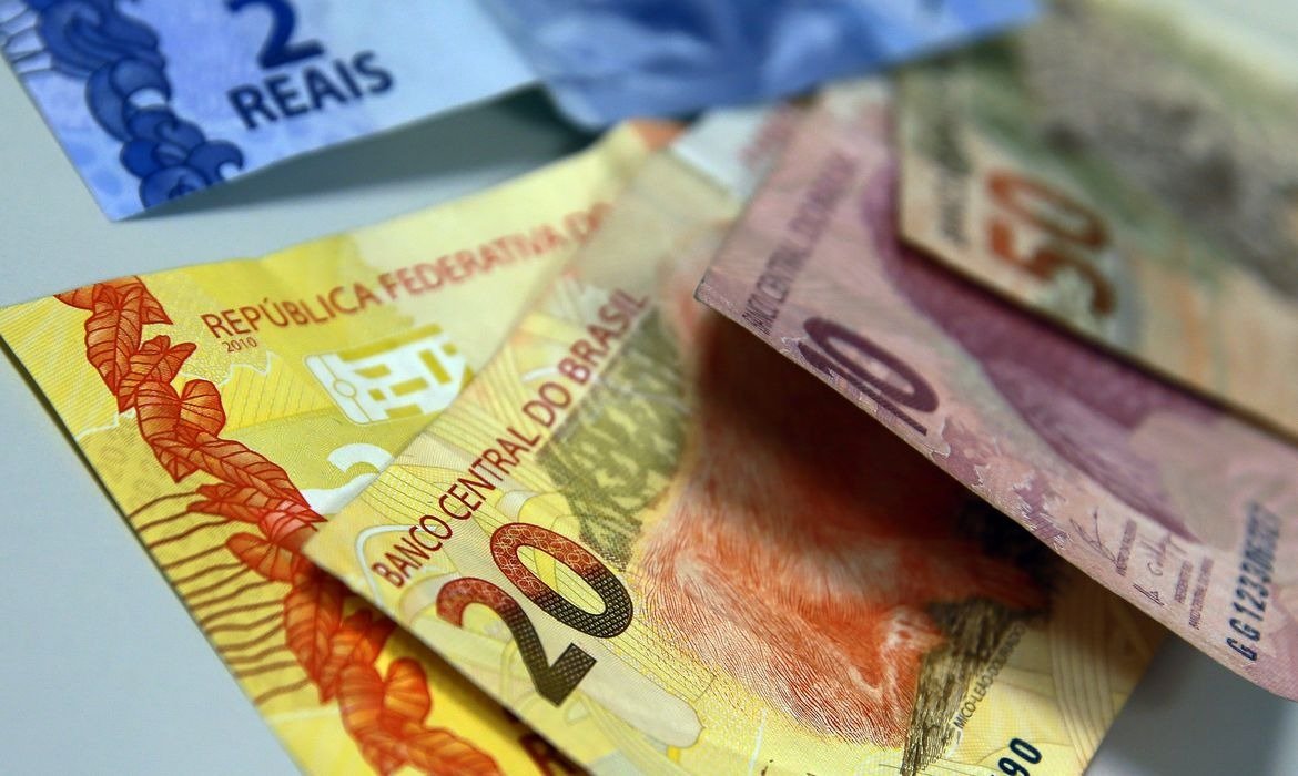 Juros sobem mesmo com crescimento do crédito às famílias em agosto